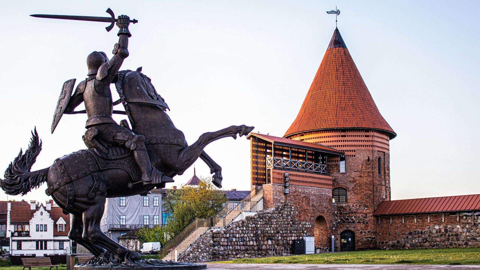 Torre medieval de Kaunas, na Lituânia, símbolo da história e criatividade da cidade báltica.