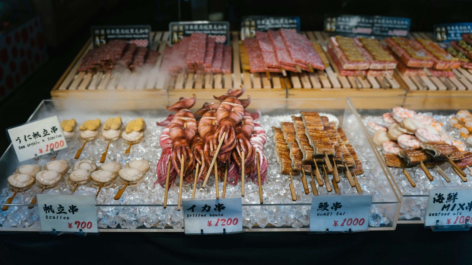 Bancas de comida local no Mercado Hirome, em Kochi, Japão, um dos pontos mais vibrantes da cidade.