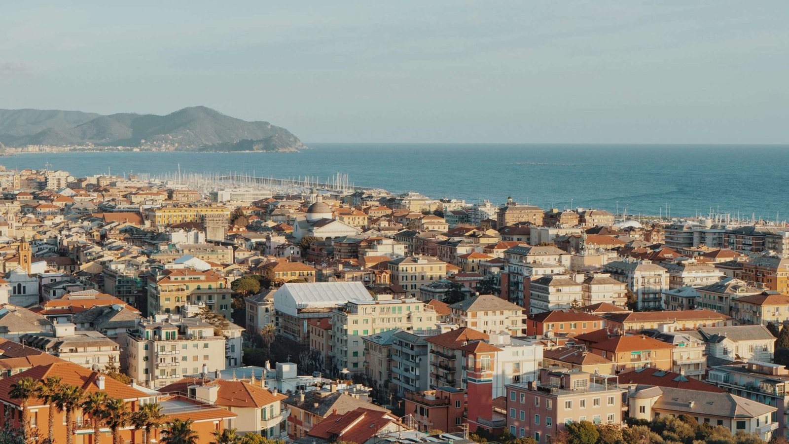 Vista aérea de Salerno, Itália, com o centro histórico e a costa banhada pelo Mediterrâneo.