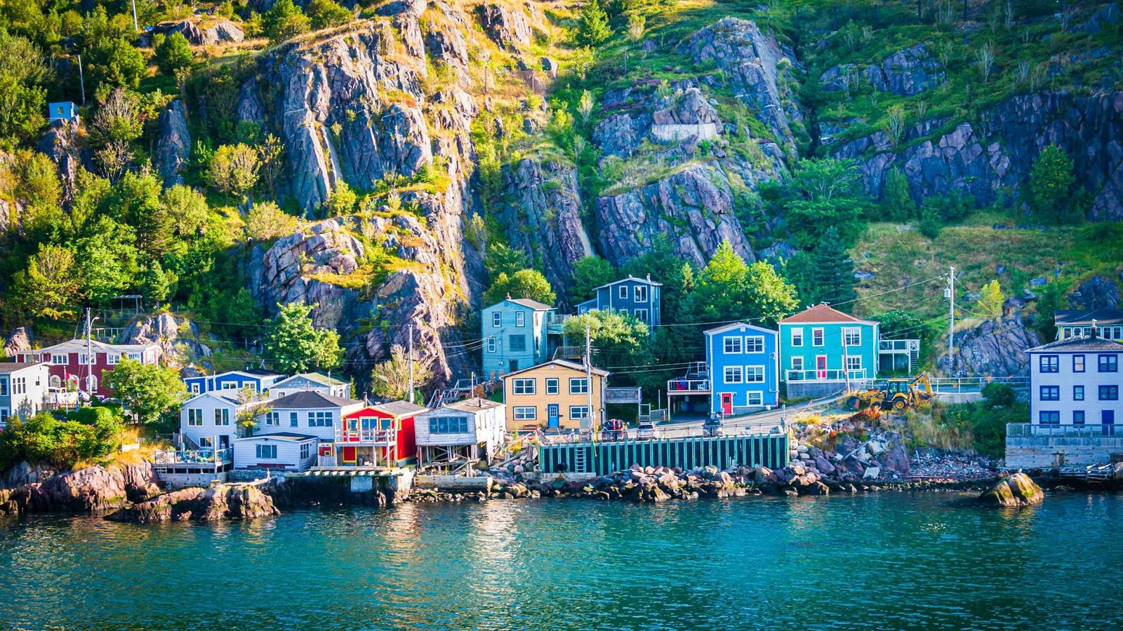 As icónicas casas coloridas de St. John’s, no Canadá, sob o céu nublado típico de Newfoundland.