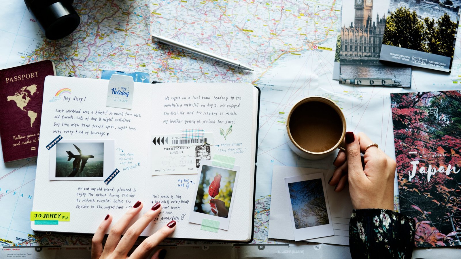 Viajante a planear uma viagem online durante a Black Friday com mapas e café sobre a mesa