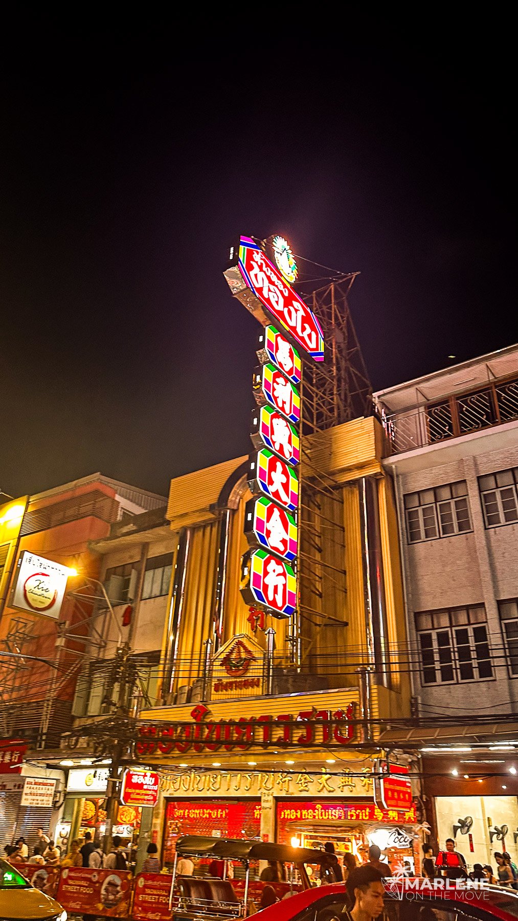 Letreiros de néon e atmosfera noturna em Chinatown após o anoitecer em Banguecoque.