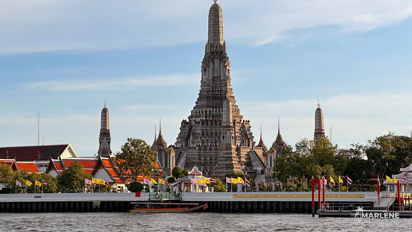 Templo Wat Arun visto do outro lado do rio Chao Phraya durante o dia.