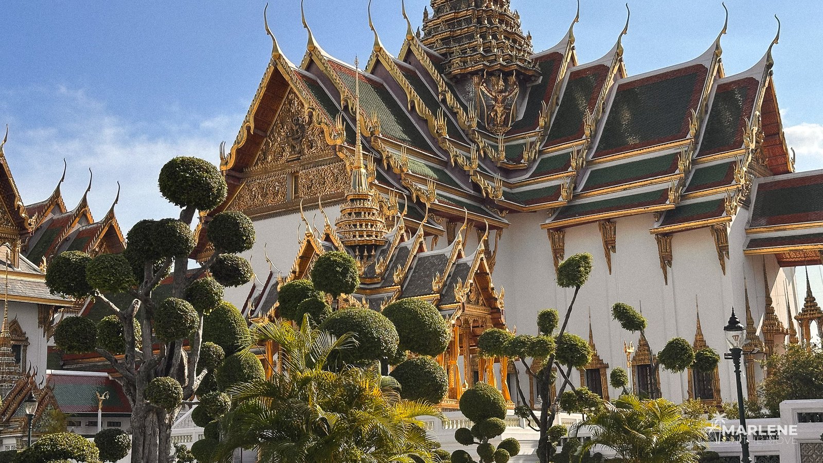 Complexo do Grande Palácio em Banguecoque, com telhados ornamentados e arquitetura tradicional tailandesa.