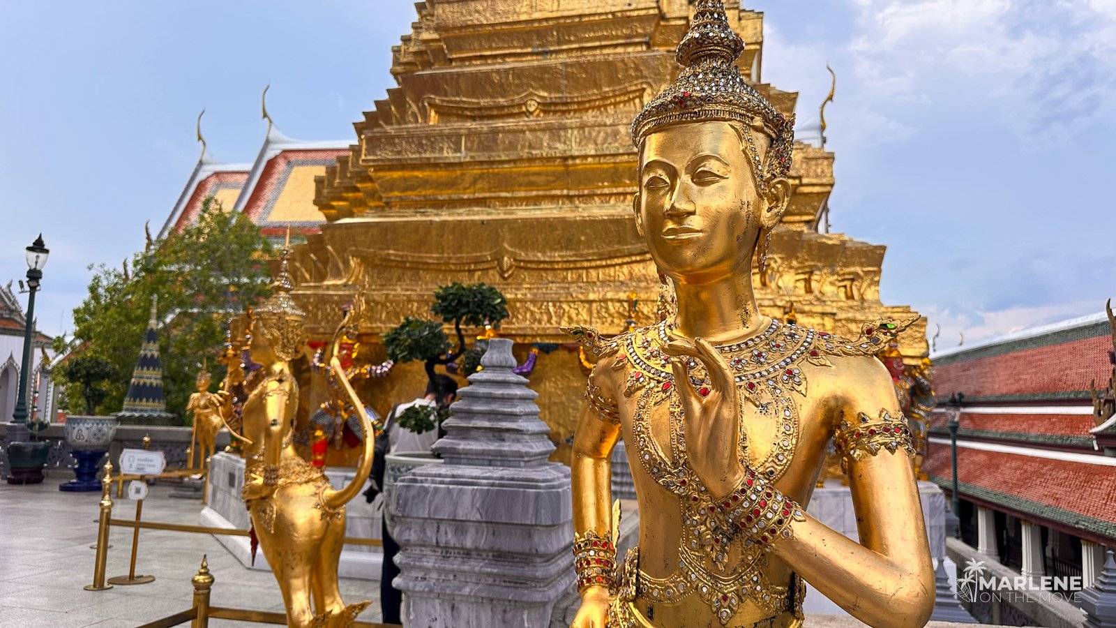 Estátuas douradas de guardiões no Grande Palácio de Banguecoque.