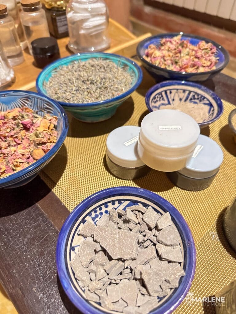 Produtos tradicionais de hammam marroquino: sabão preto, argila ghassoul e luva kessa