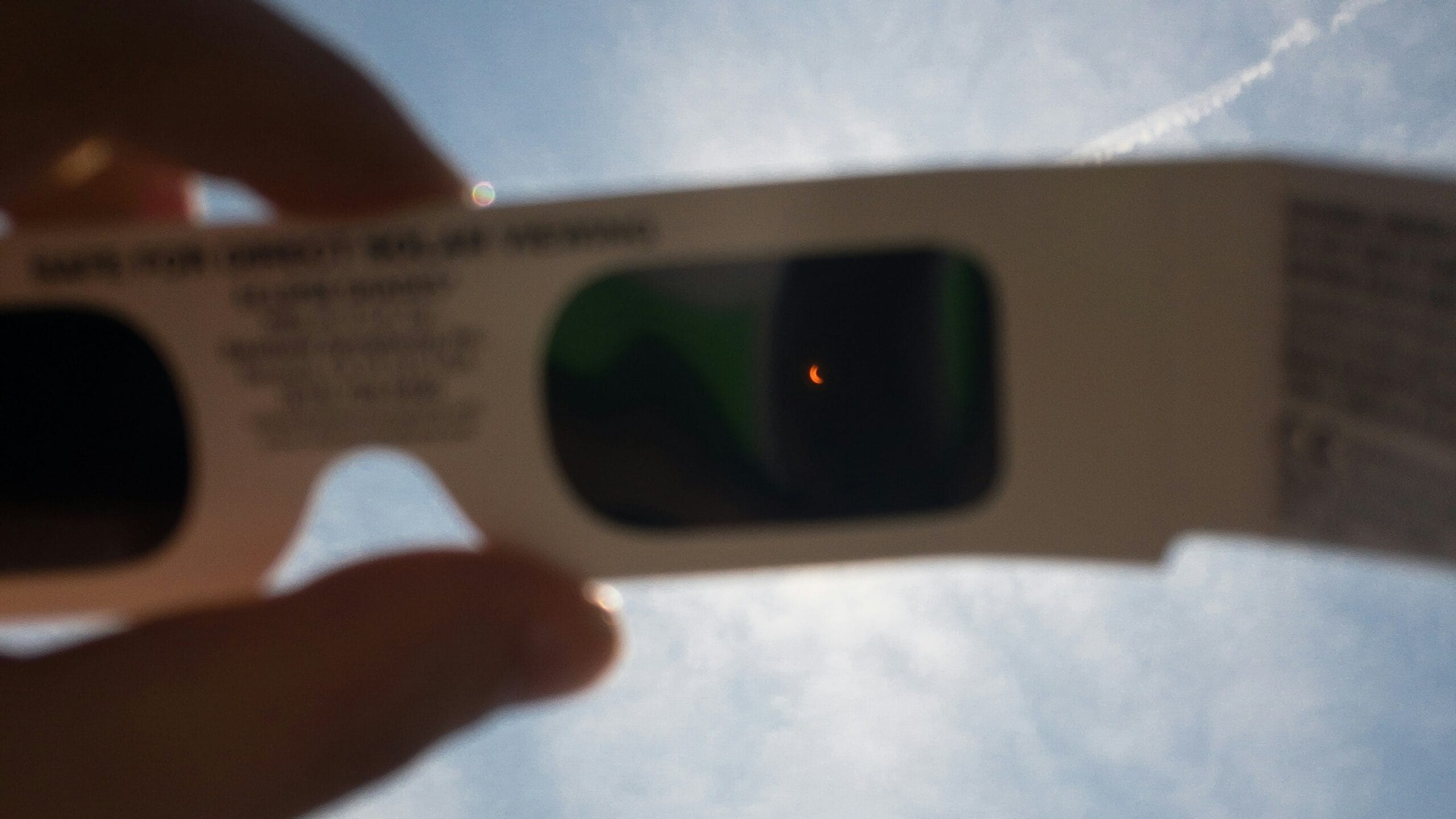 Óculos de observação de eclipse com certificação ISO 12312-2 na mão.
