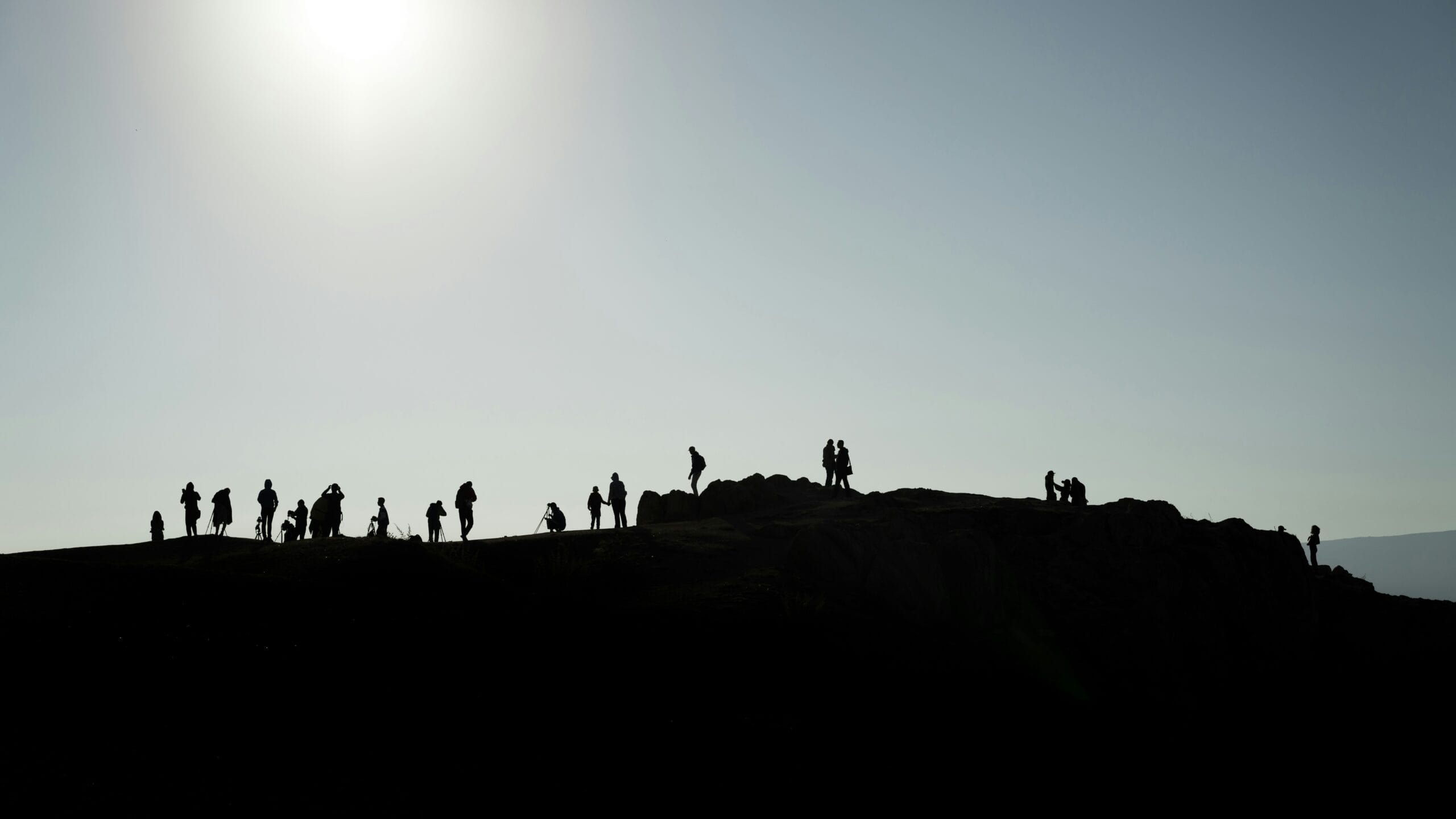 Grupo de pessoas a observar o eclipse solar num miradouro