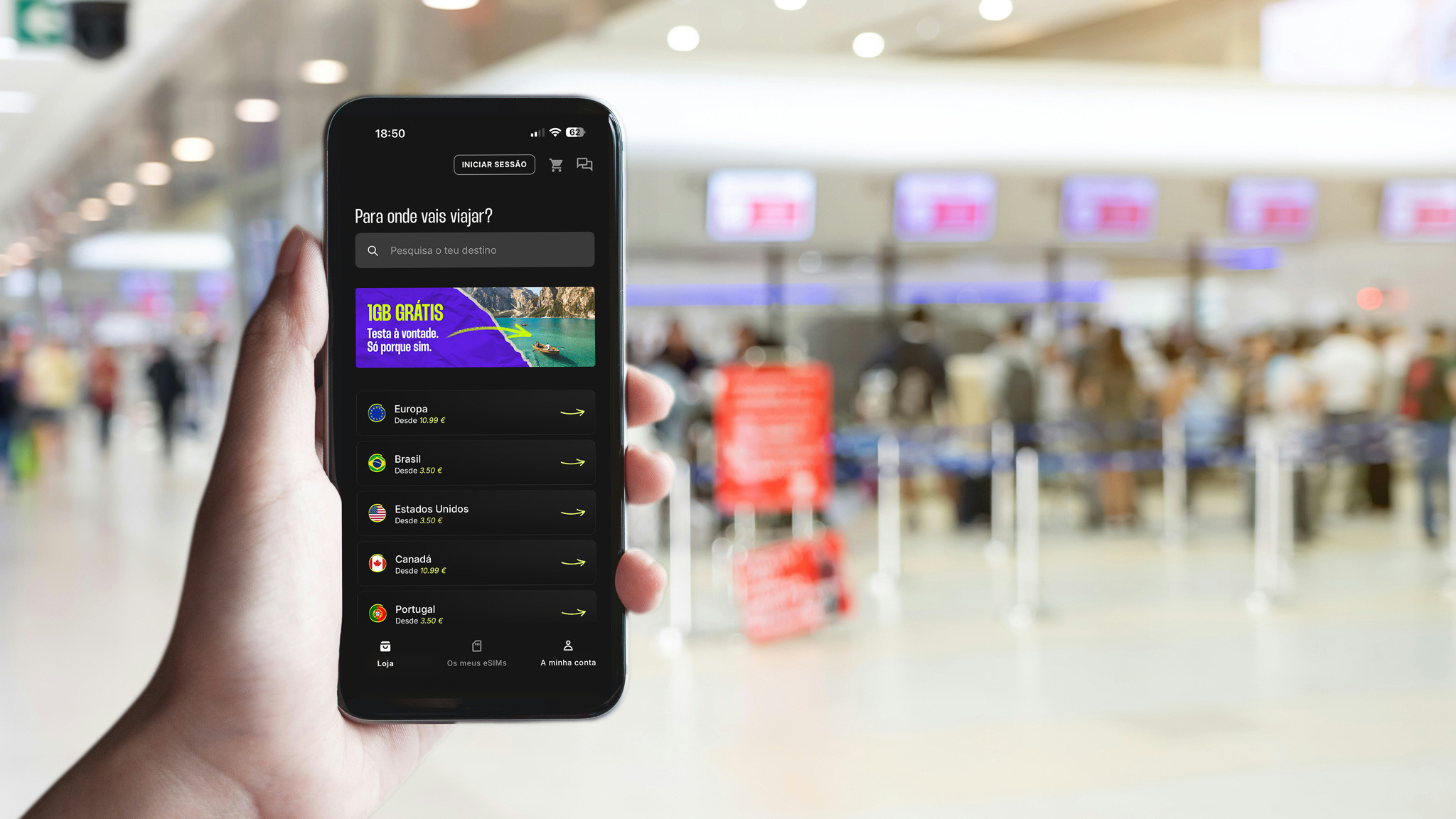 Ecrã principal da app do eSIM de viagem get num telemóvel, com a área de check-in de um aeroporto ao fundo