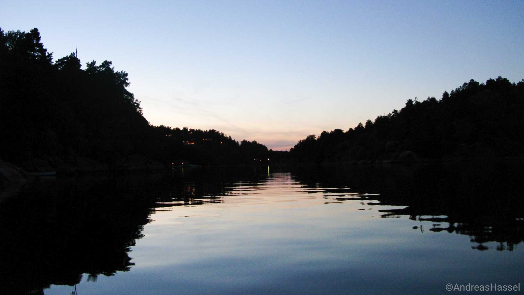 End of the day near a river in Norway, with dark vegetation on both sides