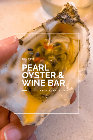 É a novidade na cena gastronómica da Ericeira, em Portugal. No Pearl Oyster & Wine Bar sente-se as viagens nas paredes, no mobiliário e nos pratos que chegam à mesa.